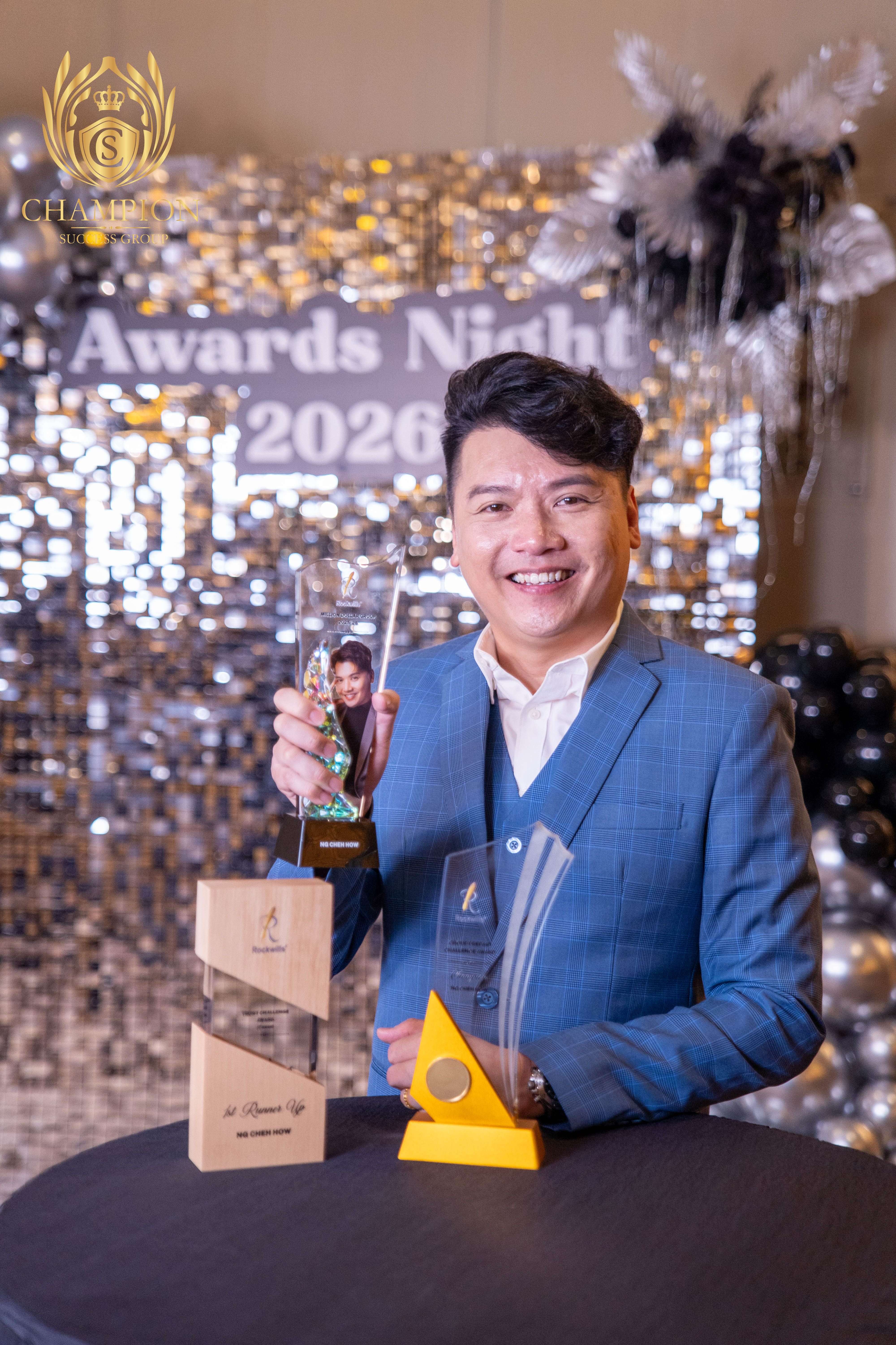 则豪在 Rockwills Awards Night 展示奖项